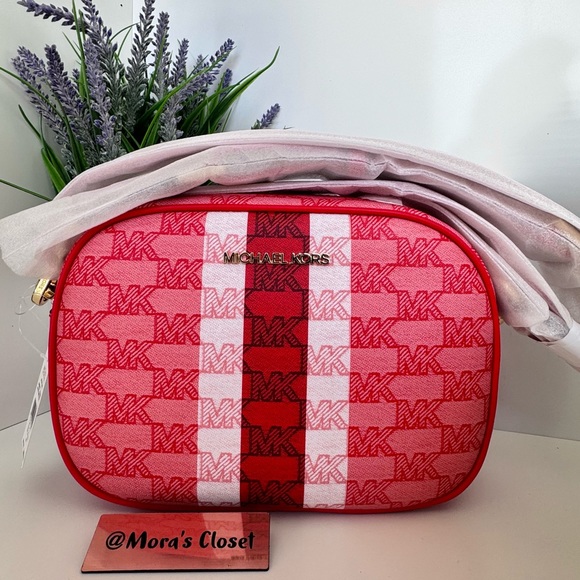 Michael Kors Jet Set Travel MD
Oval Camera Crossbody Bag - Picture 1 of 9